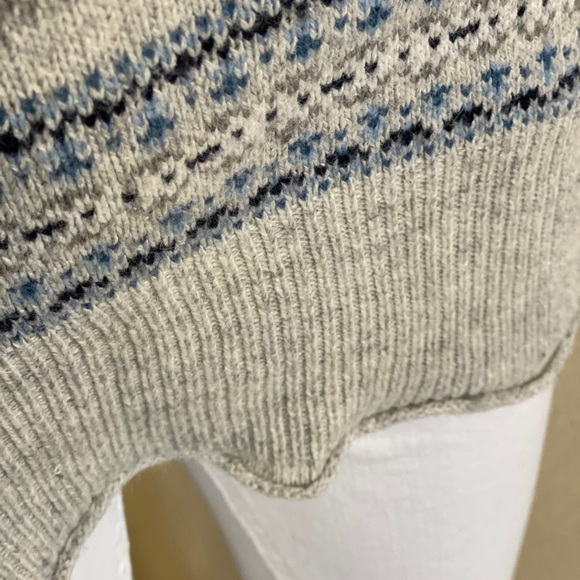 Kaisely V-Neck Sweater - Picture 7 of 9